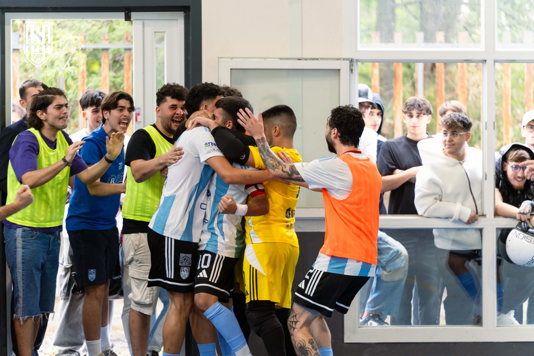 Futsal Aci Sant’Antonio: la squadra festeggia insieme durante la gara con il Memereale
